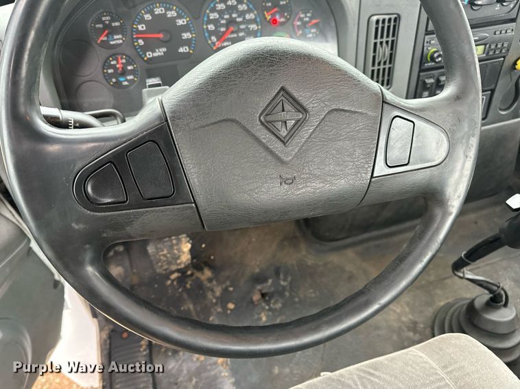 image for item EN4501 2006 International 4400 truck cab and chassis