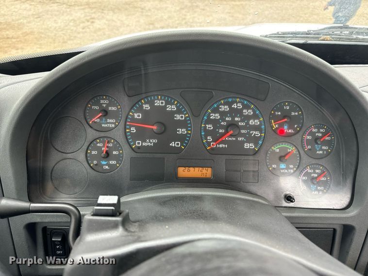 image for item EN4501 2006 International 4400 truck cab and chassis