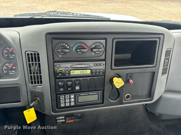 image for item EN4501 2006 International 4400 truck cab and chassis