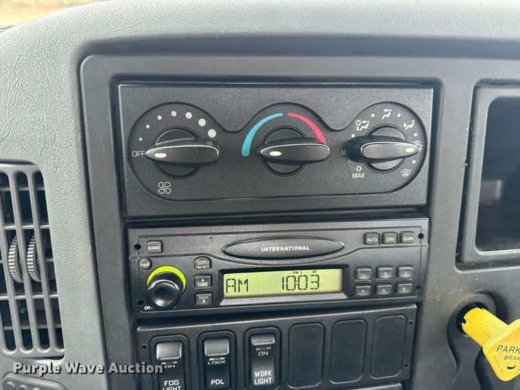 image for item EN4501 2006 International 4400 truck cab and chassis