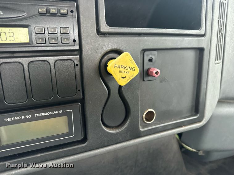 image for item EN4501 2006 International 4400 truck cab and chassis