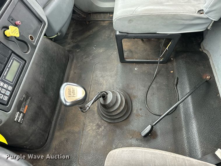 image for item EN4501 2006 International 4400 truck cab and chassis