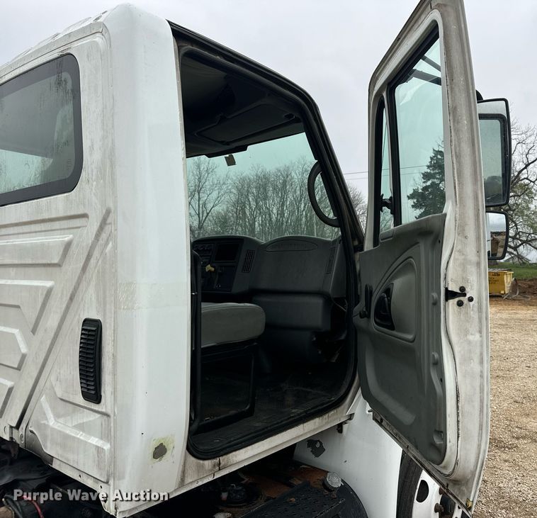 image for item EN4501 2006 International 4400 truck cab and chassis