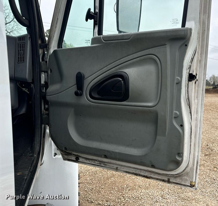 image for item EN4501 2006 International 4400 truck cab and chassis