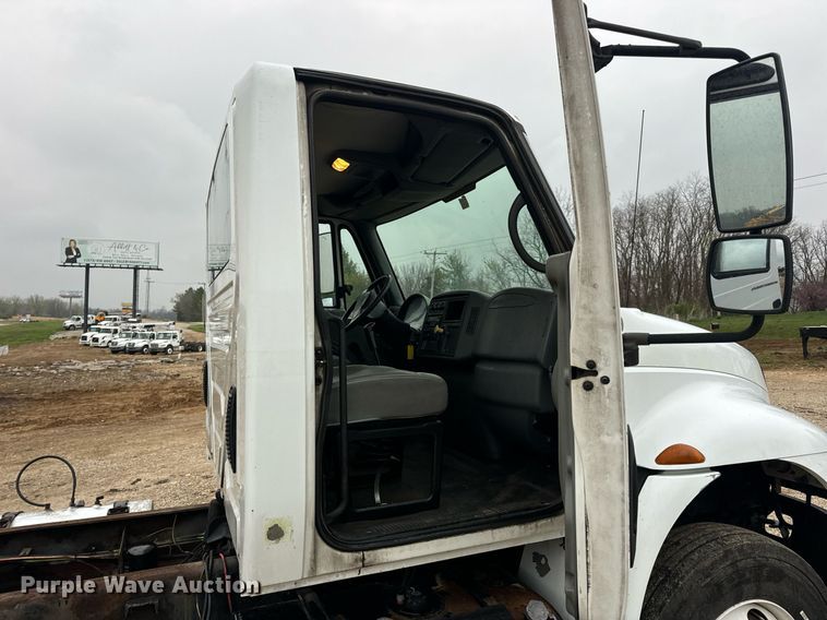 image for item EN4501 2006 International 4400 truck cab and chassis