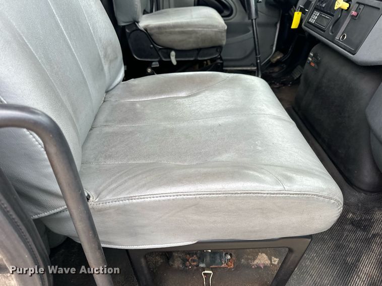 image for item EN4501 2006 International 4400 truck cab and chassis