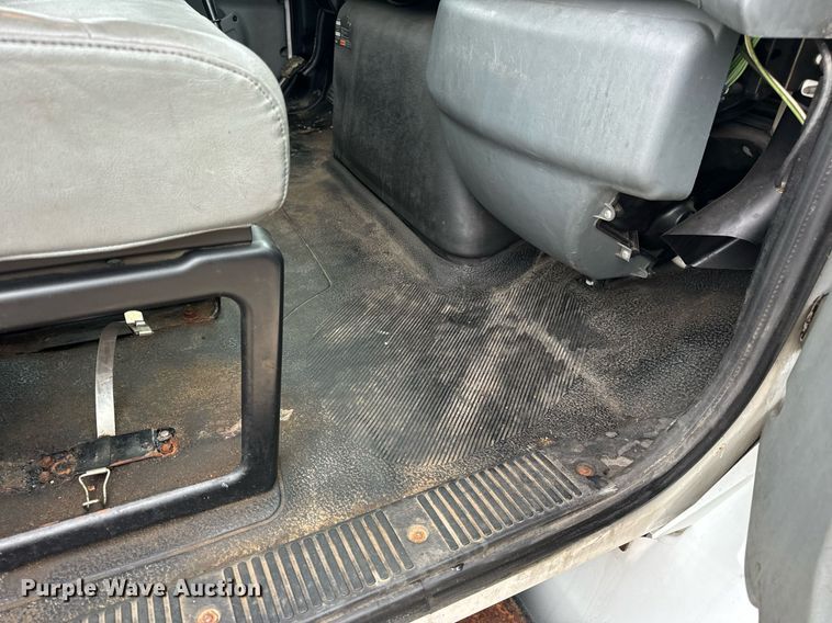 image for item EN4501 2006 International 4400 truck cab and chassis