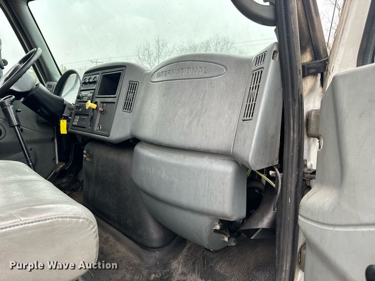 image for item EN4501 2006 International 4400 truck cab and chassis