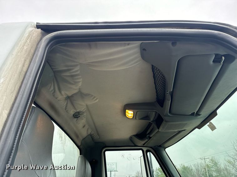 image for item EN4501 2006 International 4400 truck cab and chassis