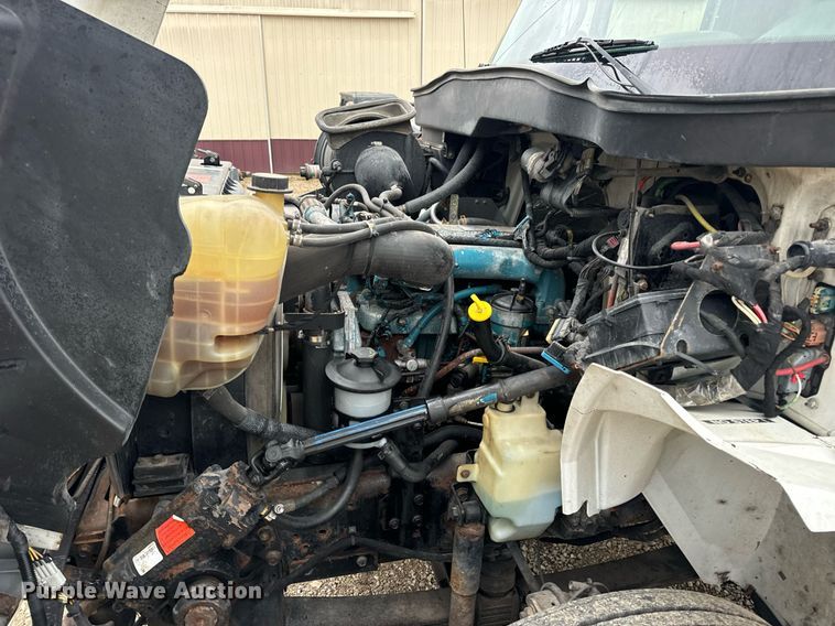 image for item EN4501 2006 International 4400 truck cab and chassis