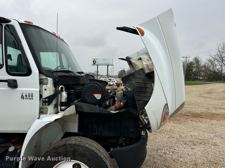 image for item EN4501 2006 International 4400 truck cab and chassis