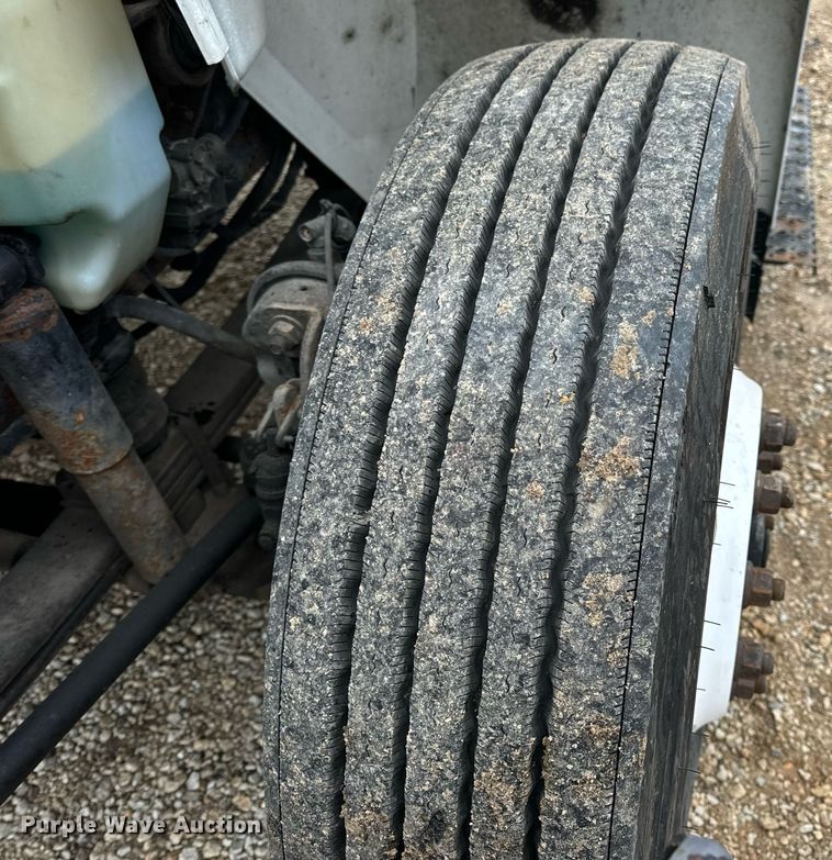 image for item EN4501 2006 International 4400 truck cab and chassis