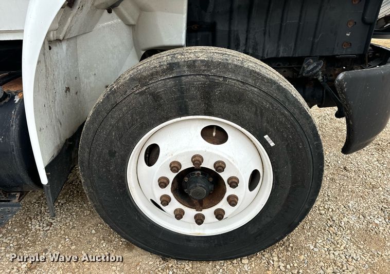 image for item EN4501 2006 International 4400 truck cab and chassis