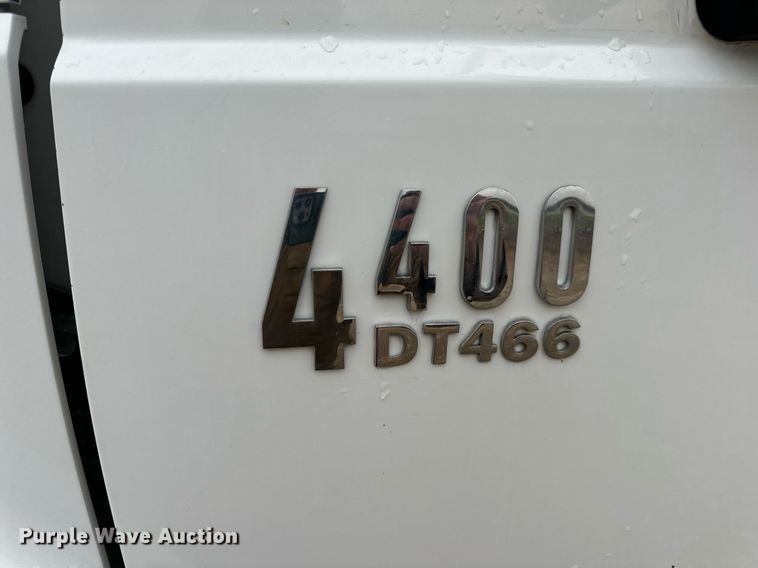 image for item EN4501 2006 International 4400 truck cab and chassis