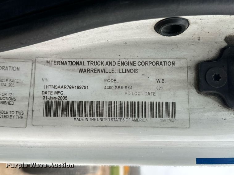 image for item EN4501 2006 International 4400 truck cab and chassis