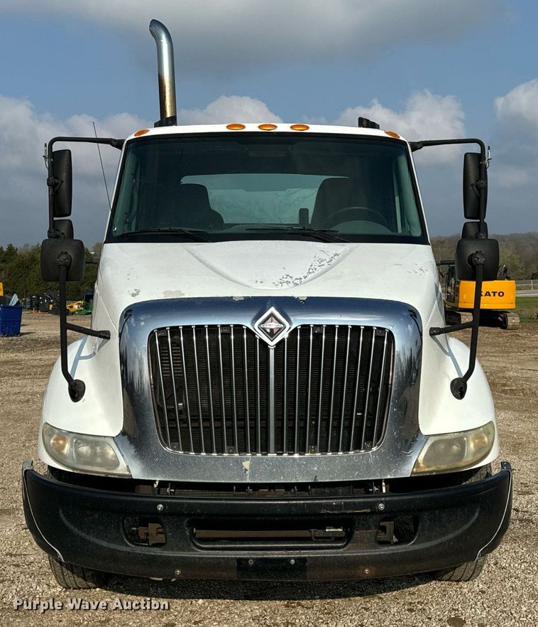 image for item EN4503 2007 International 8600 semi truck