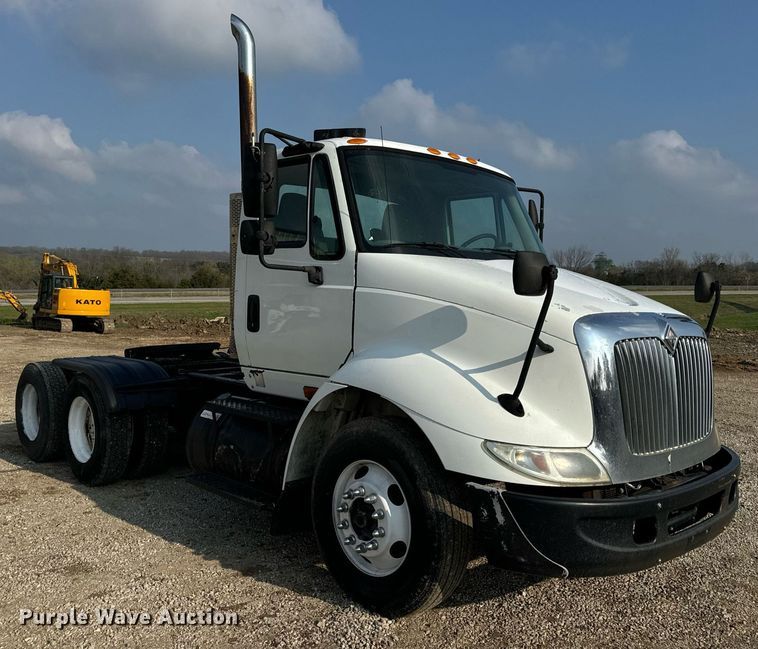 image for item EN4503 2007 International 8600 semi truck