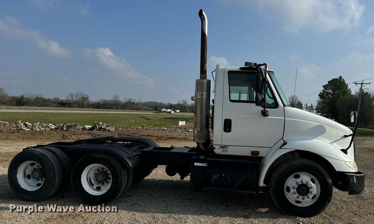 image for item EN4503 2007 International 8600 semi truck