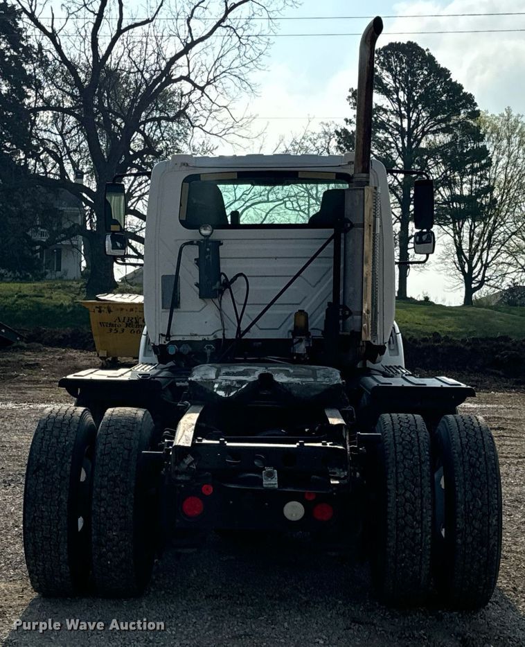 image for item EN4503 2007 International 8600 semi truck