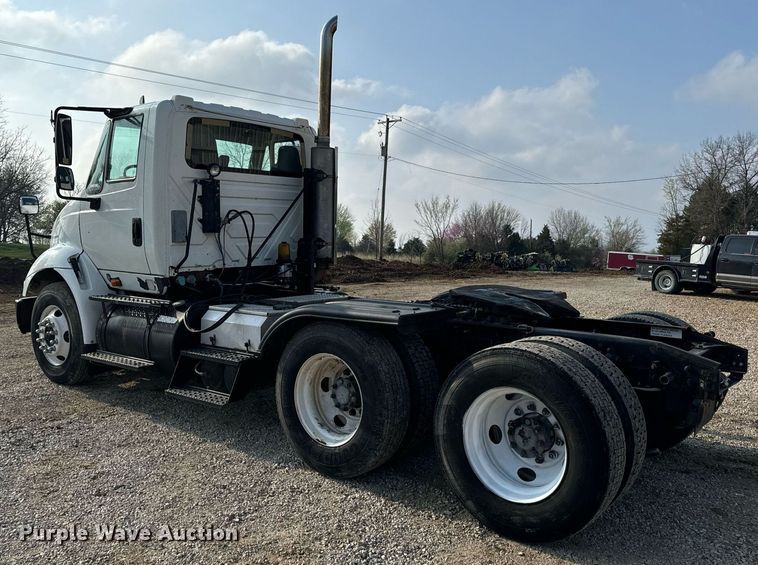 image for item EN4503 2007 International 8600 semi truck