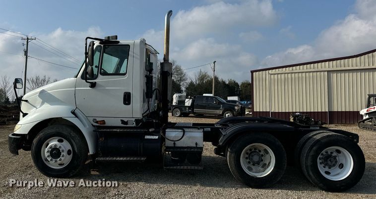 image for item EN4503 2007 International 8600 semi truck