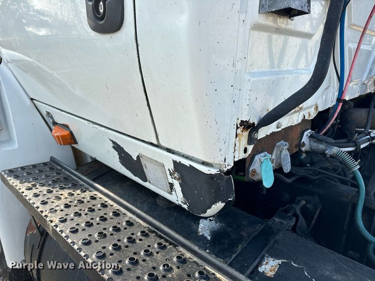 image for item EN4503 2007 International 8600 semi truck