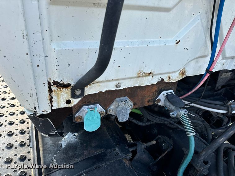 image for item EN4503 2007 International 8600 semi truck