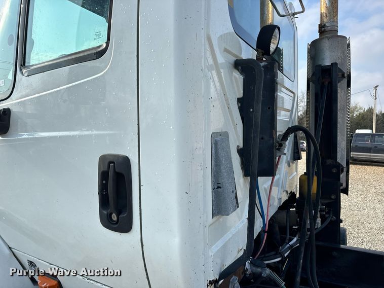 image for item EN4503 2007 International 8600 semi truck