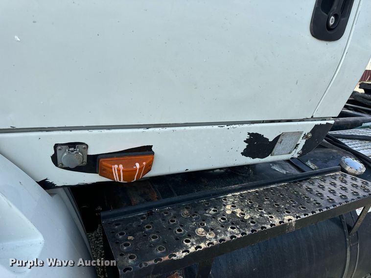 image for item EN4503 2007 International 8600 semi truck