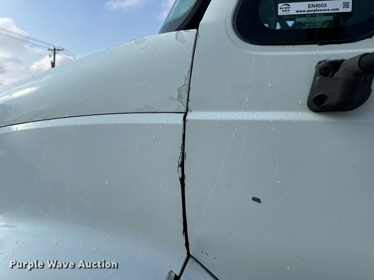 image for item EN4503 2007 International 8600 semi truck