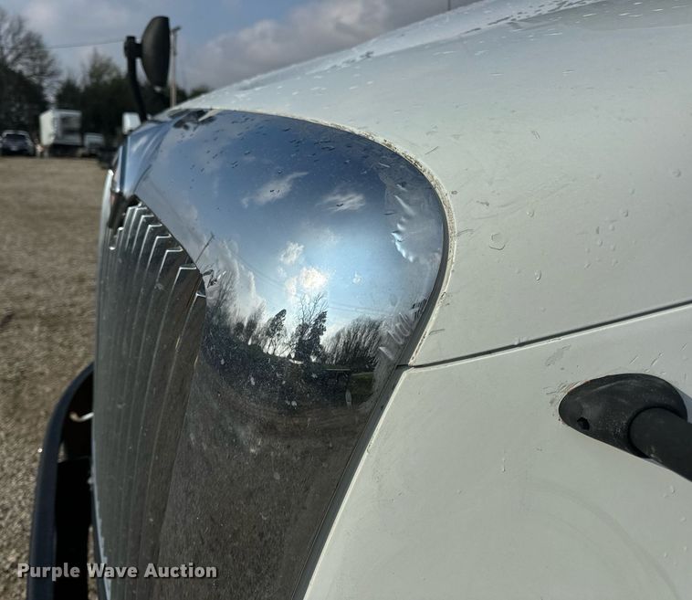 image for item EN4503 2007 International 8600 semi truck