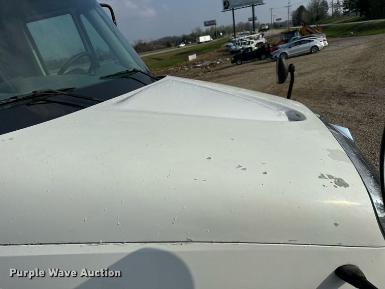 image for item EN4503 2007 International 8600 semi truck