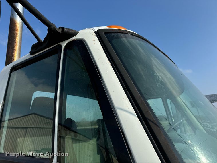 image for item EN4503 2007 International 8600 semi truck