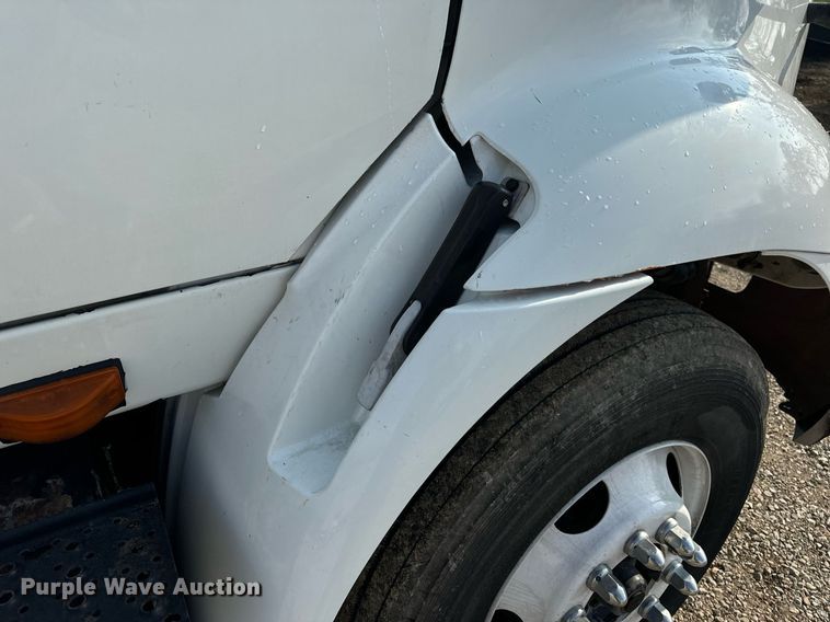 image for item EN4503 2007 International 8600 semi truck