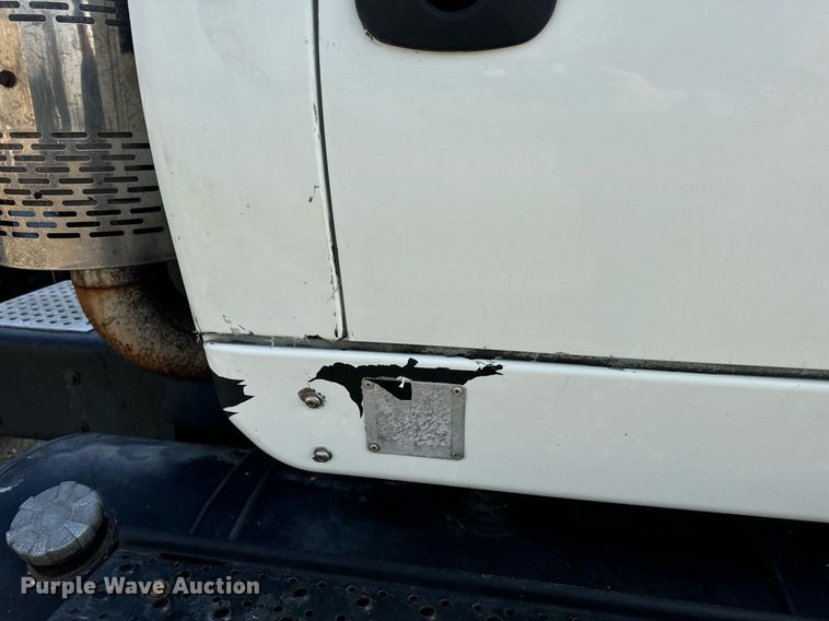 image for item EN4503 2007 International 8600 semi truck