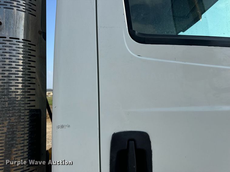 image for item EN4503 2007 International 8600 semi truck