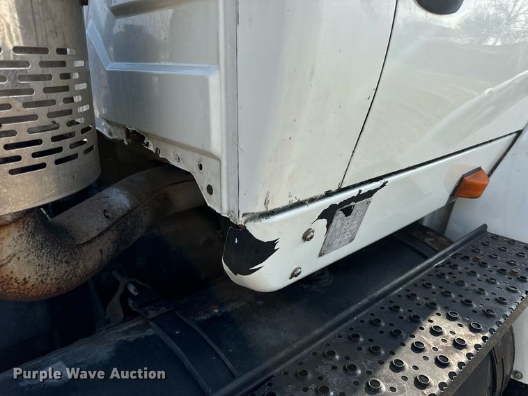 image for item EN4503 2007 International 8600 semi truck