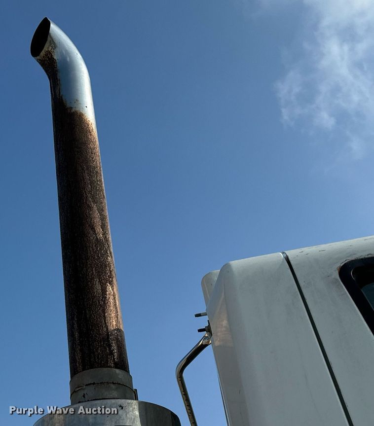 image for item EN4503 2007 International 8600 semi truck