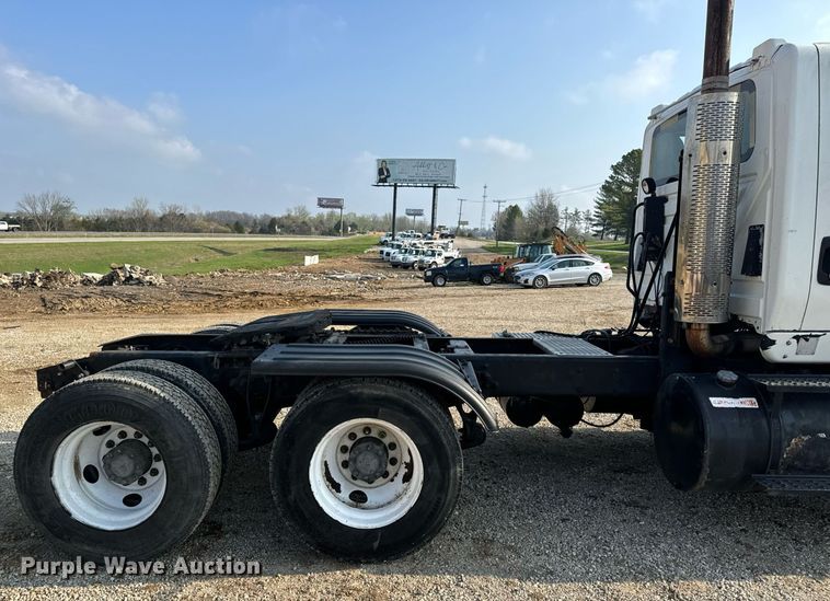 image for item EN4503 2007 International 8600 semi truck