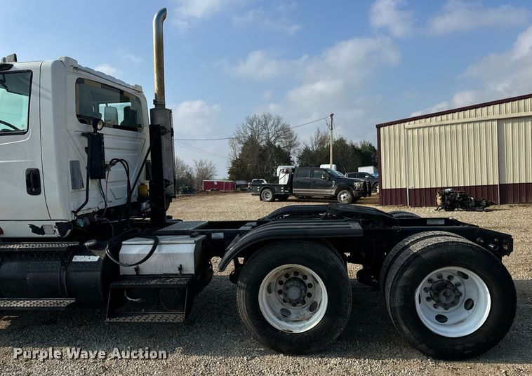 image for item EN4503 2007 International 8600 semi truck