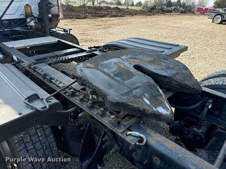 image for item EN4503 2007 International 8600 semi truck