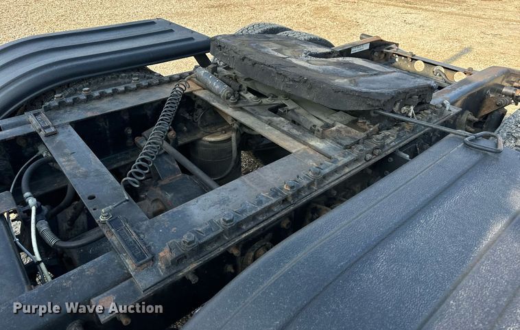 image for item EN4503 2007 International 8600 semi truck