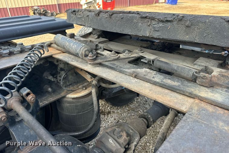 image for item EN4503 2007 International 8600 semi truck