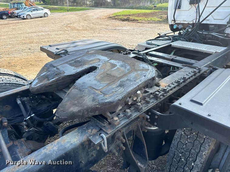 image for item EN4503 2007 International 8600 semi truck