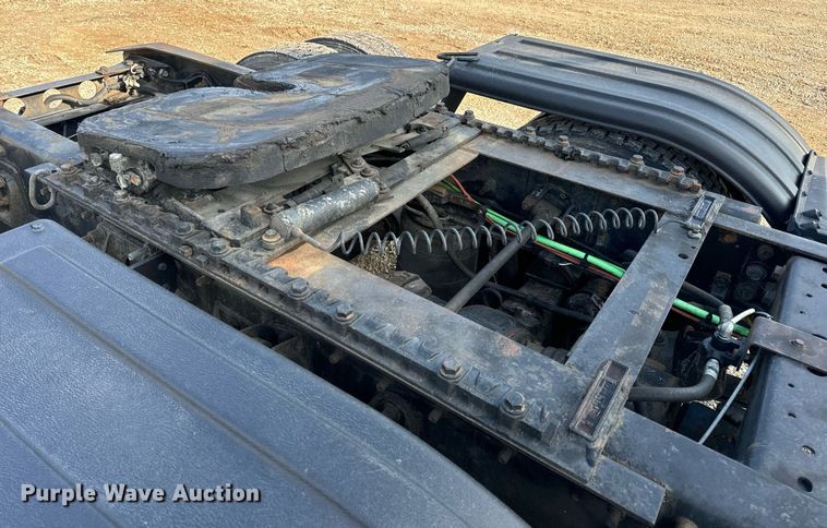 image for item EN4503 2007 International 8600 semi truck