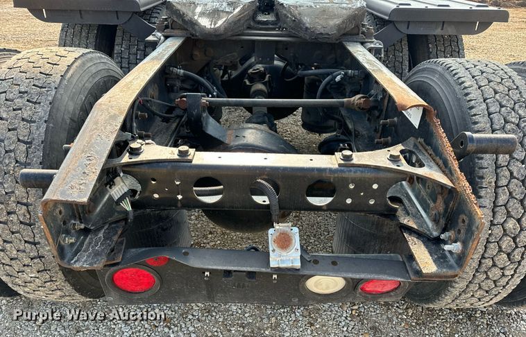 image for item EN4503 2007 International 8600 semi truck