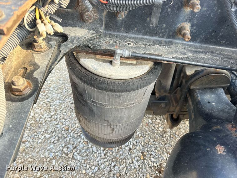 image for item EN4503 2007 International 8600 semi truck