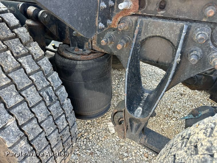 image for item EN4503 2007 International 8600 semi truck