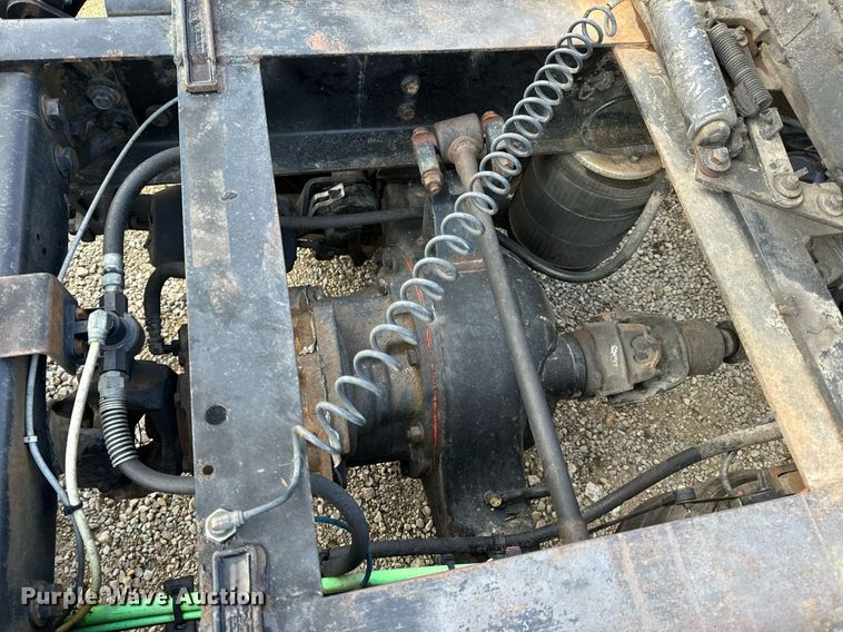 image for item EN4503 2007 International 8600 semi truck