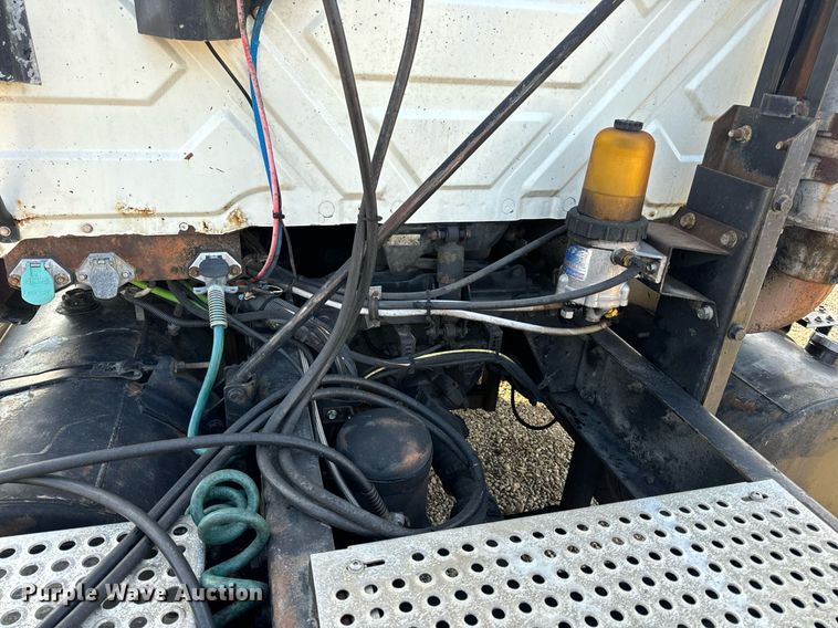 image for item EN4503 2007 International 8600 semi truck